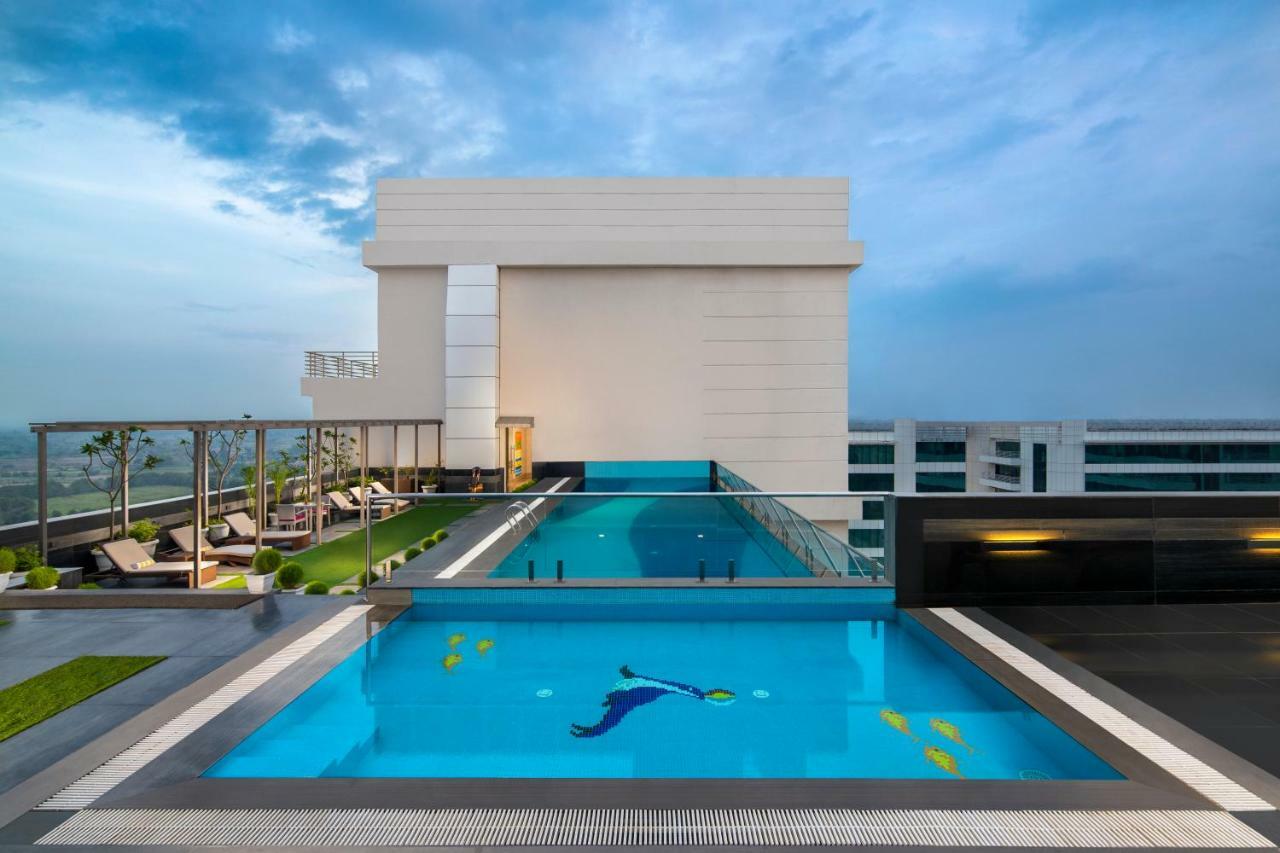 Sandal Suites By Lemon Tree Hotels Noida Exterior photo